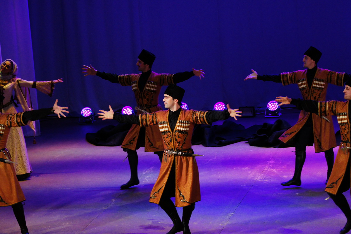 Танец лезгинка танцует. Ансамбль лезгинка Дагестан. Дагестанские танцы. Дагестанские национальные танцы. Национальные танцы народов Дагестана.